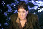 Alfred Molina, piłka nożna i CIA