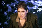 Alfred Molina, piłka nożna i CIA