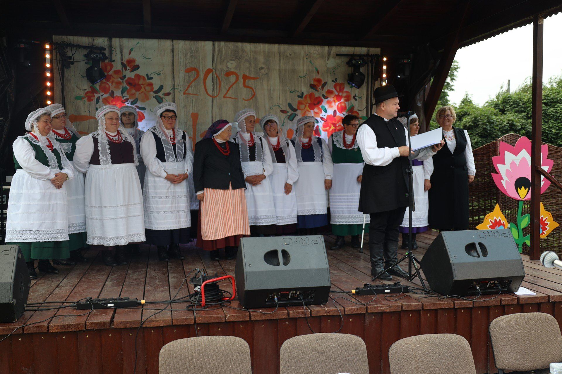 Zespół folklorystyczny Kobierzanki powstał przy Kole Gospodyń Wiejskich w Kobiernie w 1980 r.