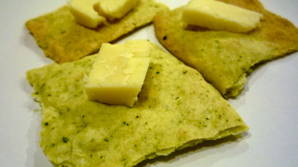 Krakersy pszenne z serowym nadzieniem