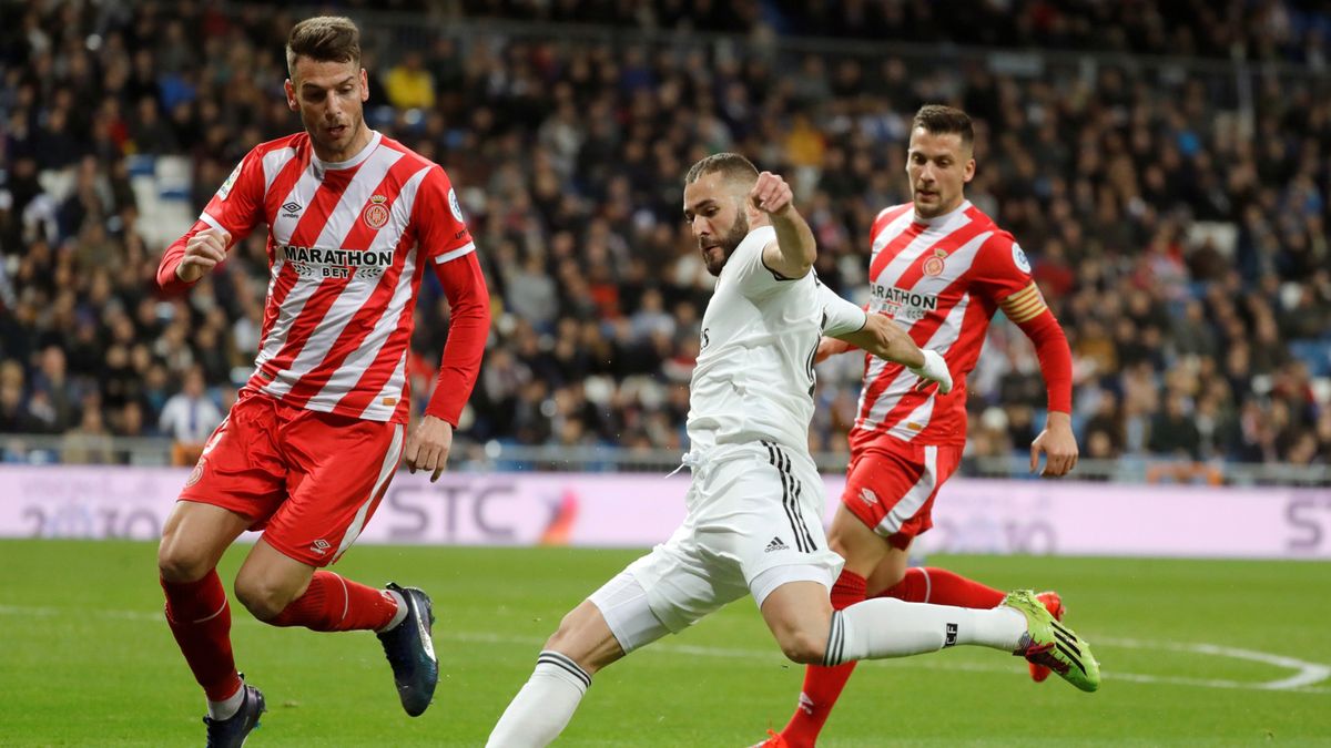 PAP/EPA / JuanJo Martin / Na zdjęciu: Karim Benzema (w środku) oraz Pedro Alcala (z lewej)