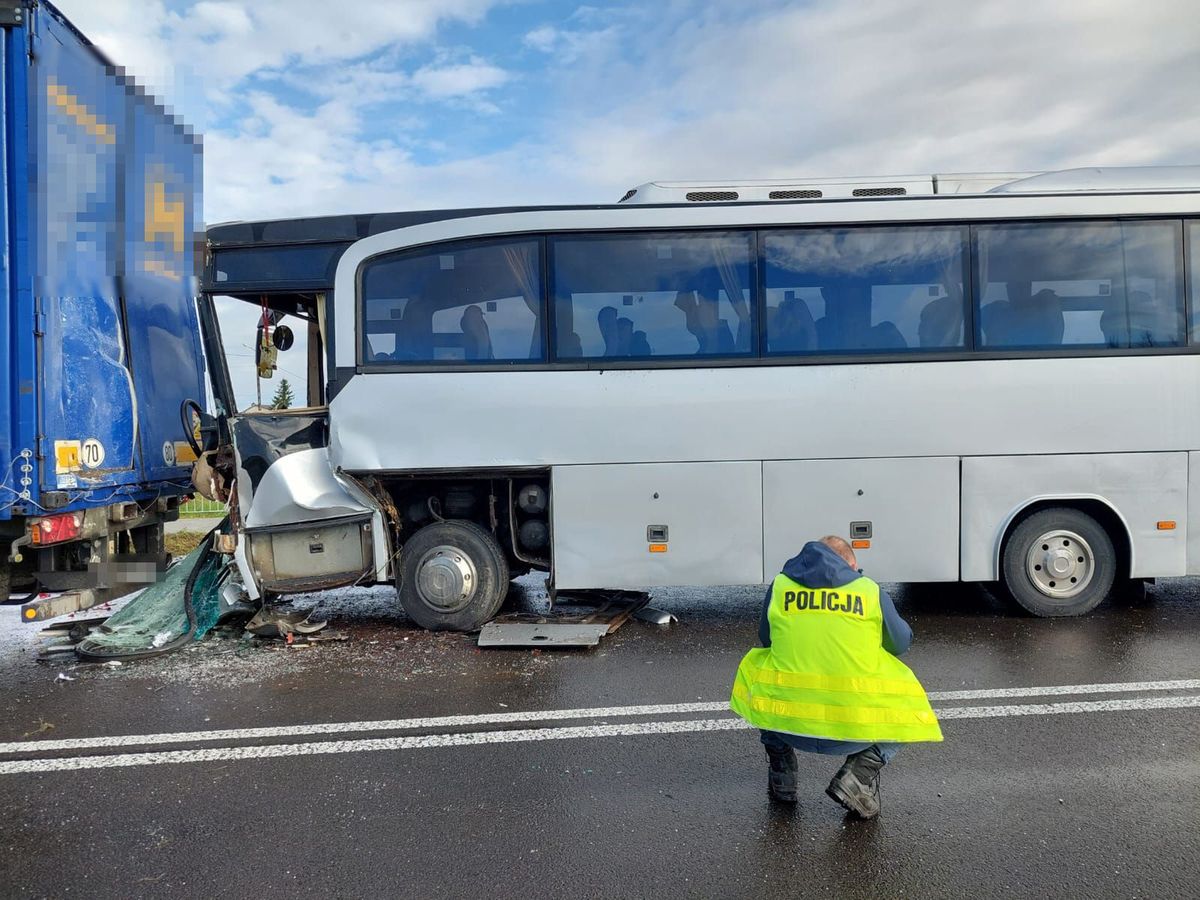 Wypadek ciężarówki i autobusu szkolnego. 22 osoby trafiły do szpitala