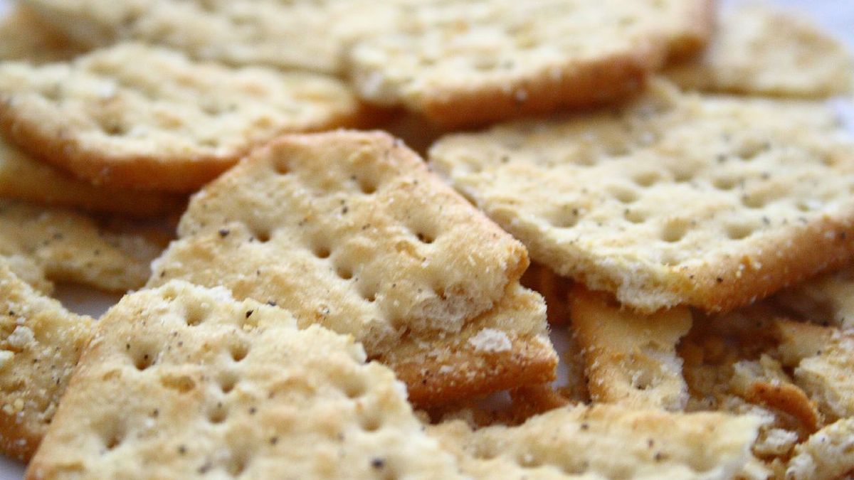 Krakersy pszenne z nadzieniem z masła orzechowego