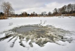 Lód załamał się pod 9-latkami. Przechodzień ruszył na pomoc