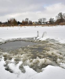 Lód załamał się pod 9-latkami. Przechodzień ruszył na pomoc