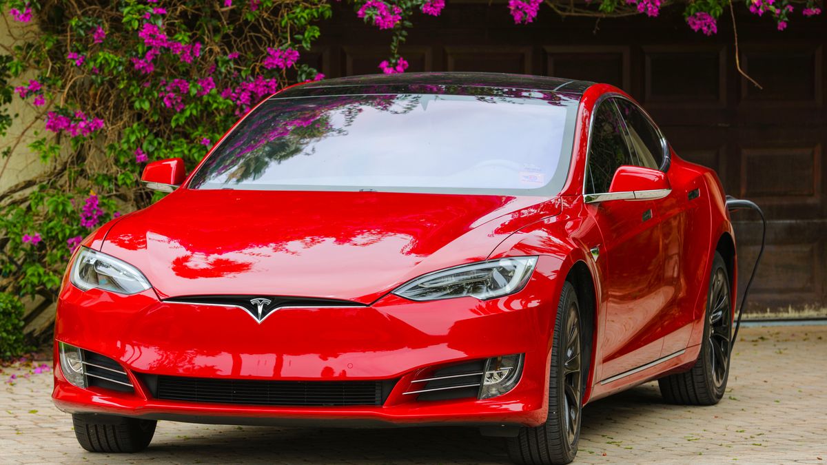 Naukowcy złamali zabezpieczenia Tesli Model S (depositphotos)