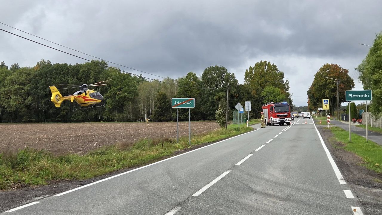 Dramatyczne zdarzenie drogowe w Adolfowie. Pasażer ranny przez kamień z ciężarówki
