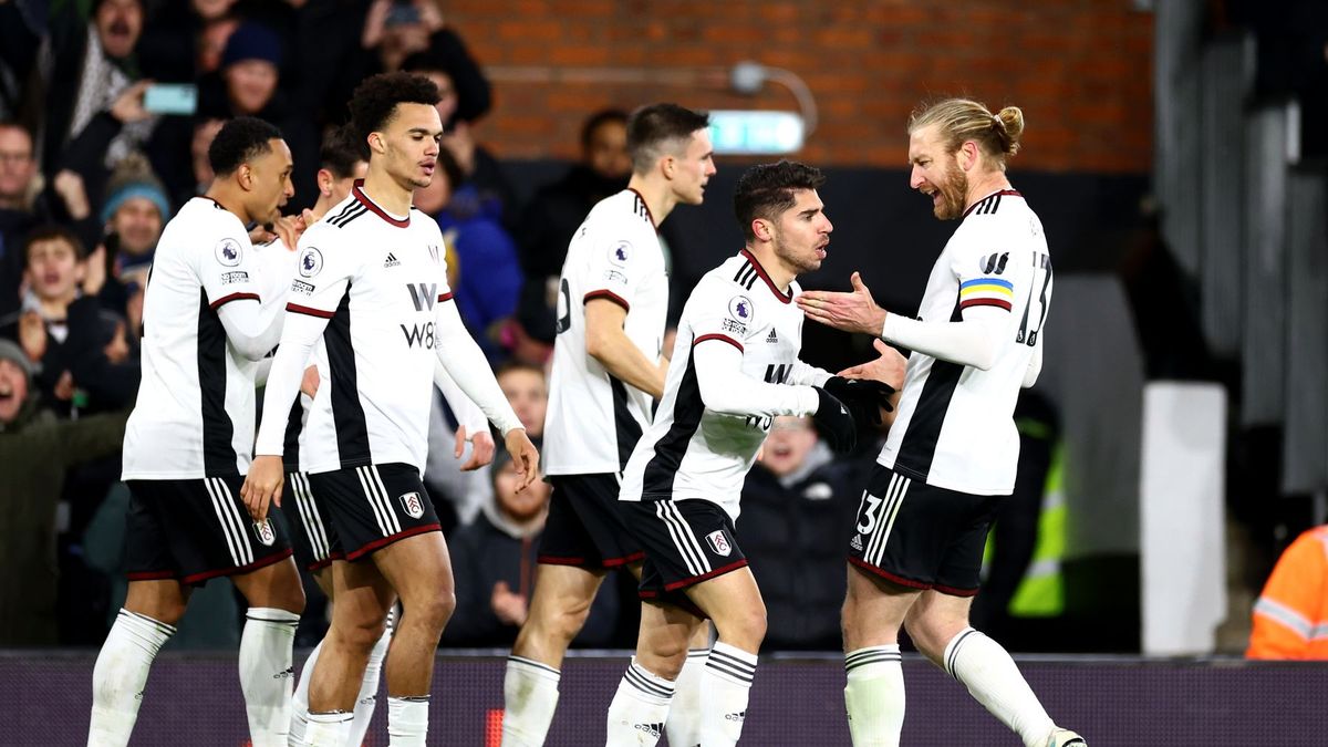 Zdjęcie okładkowe artykułu: Getty Images / Bryn Lennon / Manor Solomon (Fulham FC) z drużyną cieszą się z bramki