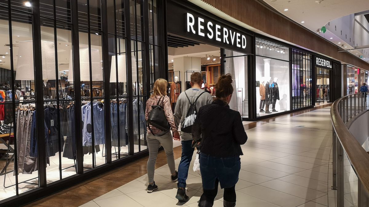 Sklepy odzieżowe szykują się na otwarcie.