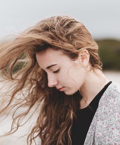 Mąka ziemniaczana na włosy. Jak ją zastosować? Poznaj sposób na piękne i gładkie pasma