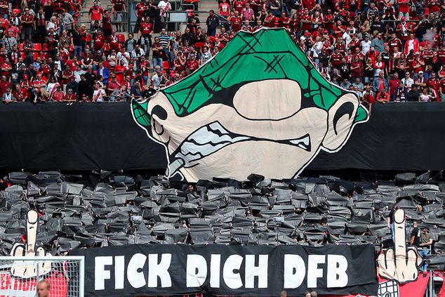 Oprawa z obraźliwym hasłem podczas meczu 2. Bundesligi: FC Nuernberg - Union Berlin. Fot. PAP/DPA