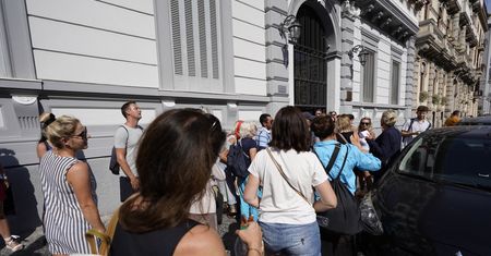 Stołeczki, termosy i kanapki. "Kolejka aż do ambasady Chin"