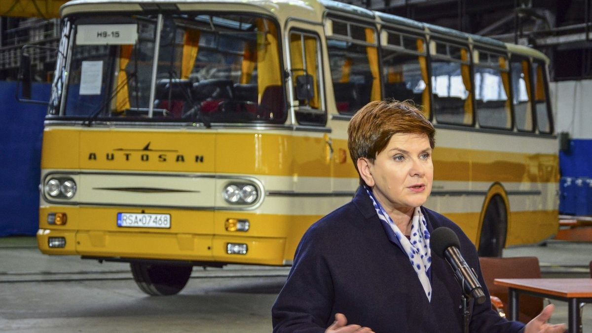 - Jestem zbulwersowana tym, co się stało. Ale przede wszystkim oczekuję wyjaśnień - mówi premier Szydło.