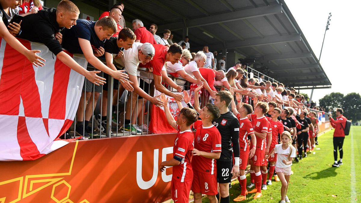Getty Images / Ben McShane - Sportsfile/UEFA / Na zdjęciu: piłkarze reprezentacji Polski U17 wraz z kibicami