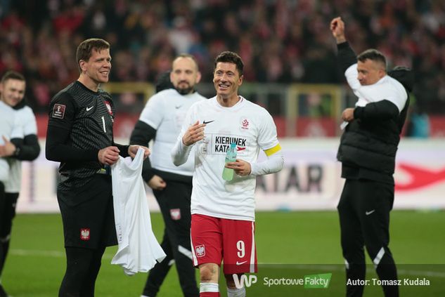 Robert Lewandowski cieszący się z awansu na mistrzostwa świata w Katarze