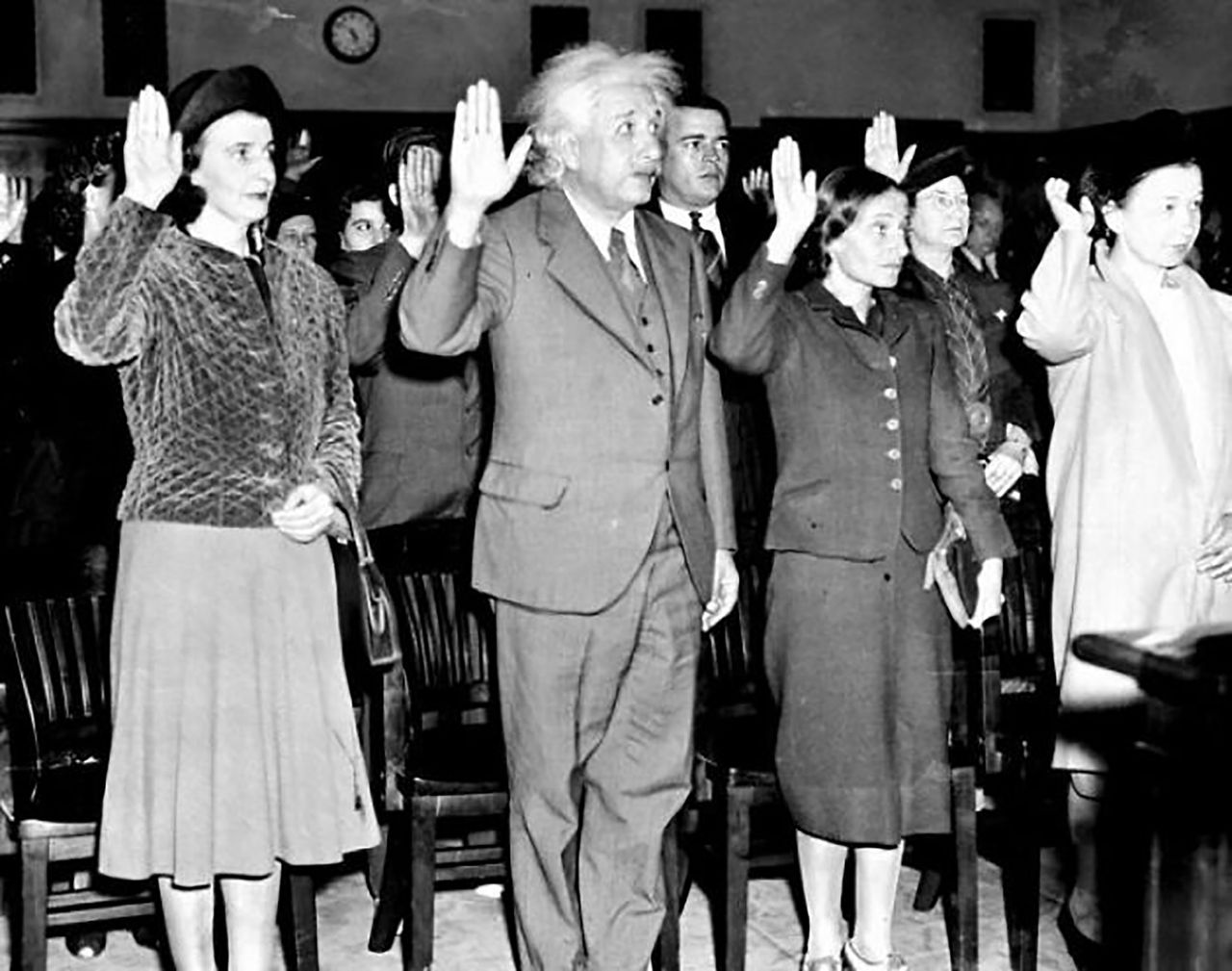 Albert Einstein przyjmujący obywatelstwo USA, by uniknąć deportacji do III Rzeszy (1940)