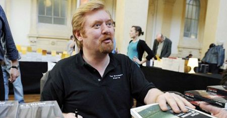 Pod pseudonimem chwalił swoje własne książki