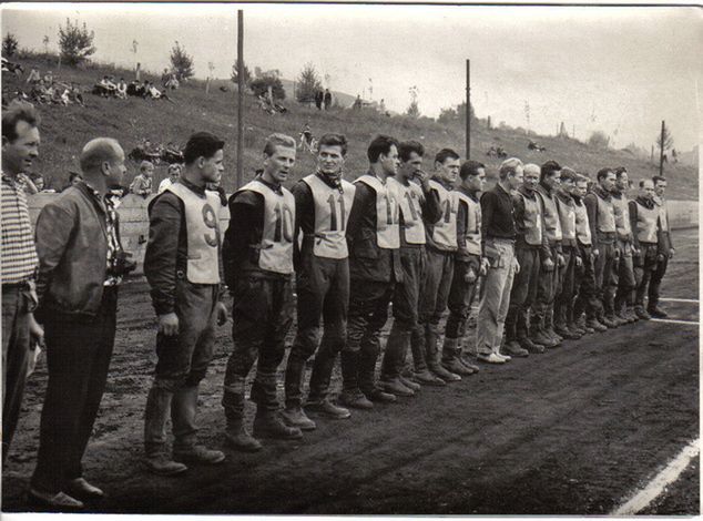 Rok 1963, wkrótce tor w Bańskiej Bystrzycy przejdzie do historii... A do Żarnowicy przejdą m.in. Ivan Dedina (9), Vojtech Mihálik (10). Z numerem 11 Miroslav Rybanský - zawodnik z Bratysławy i budowniczy torów Prievoz i Zohor.