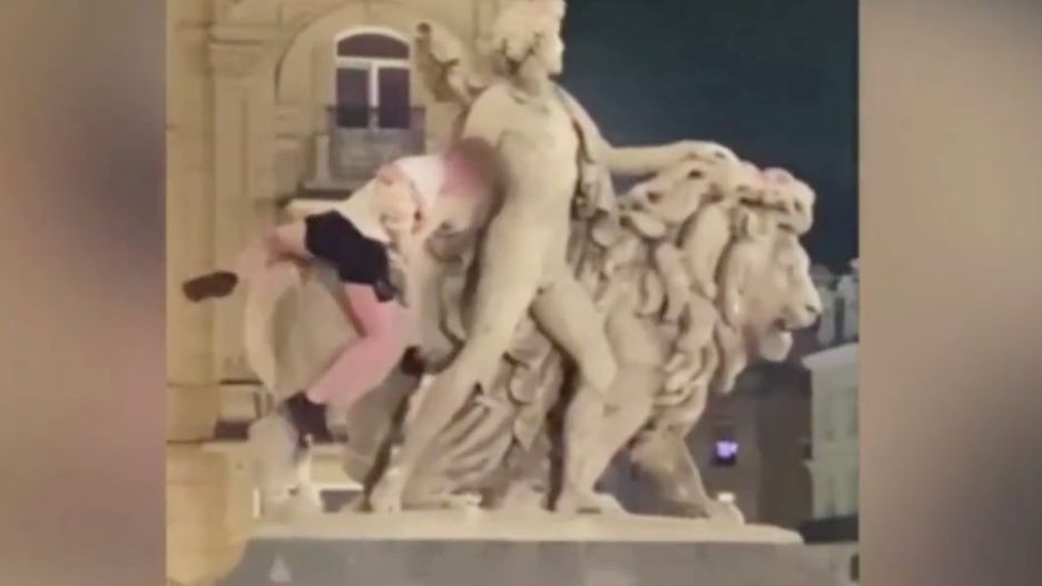 Turysta łamie pomnik przed kultowym budynkiem 