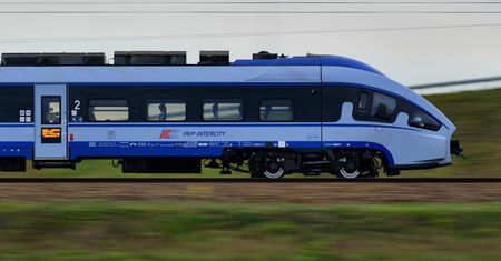 Starlink w pociągach PKP. Testy internetu satelitarnego