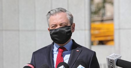 Wybory prezydenckie 2020. Robert Biedroń interweniuje ws. Andrzeja Dudy. Chodzi o list od ministra rolnictwa