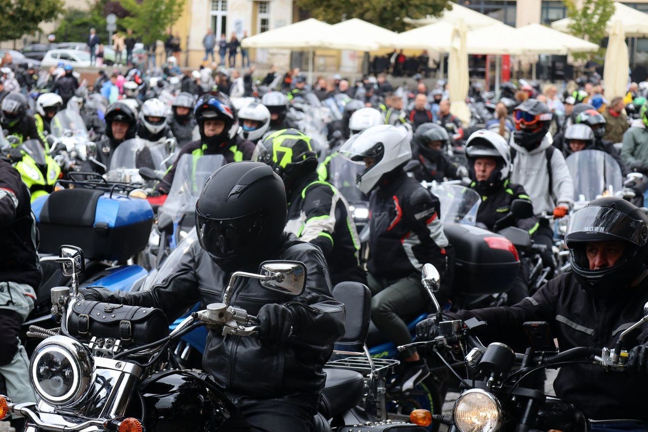 Gniezno: Ryk silników! Motocykliści zakończyli sezon na Rynku. Setki motocykli!