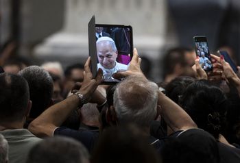 Papież pobłogosławił sukienkę obrazu Matki Bożej Skalmierzyckiej. Dostarczenie jej do Rzymu było wielkim wyzwaniem logistycznym