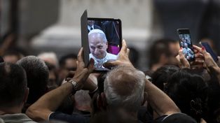 Papież pobłogosławił sukienkę obrazu Matki Bożej Skalmierzyckiej. Dostarczenie jej do Rzymu było wielkim wyzwaniem logistycznym