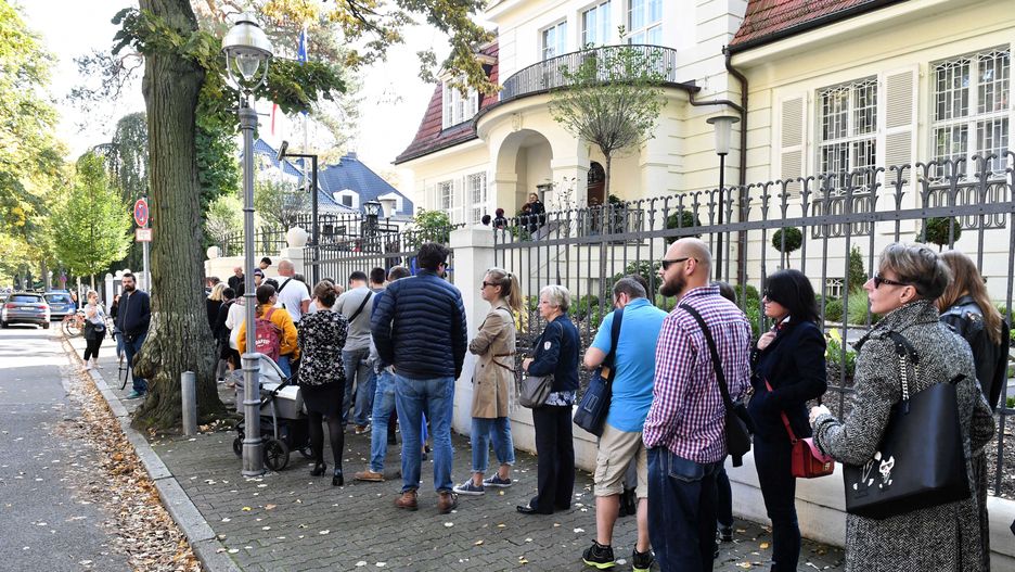 Niemcy, Berlin, 2019 rok. Kolejka przed ambasadą RP w Berlinie, gdzie znajduje się komisja wyborcza