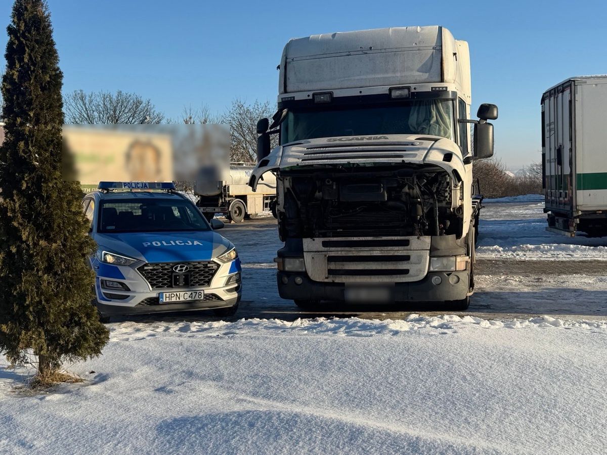 wiadomości,aktualności,WP Wiadomości Ciężarówka 3 dni stała na parkingu. W środku 57-latek i szron