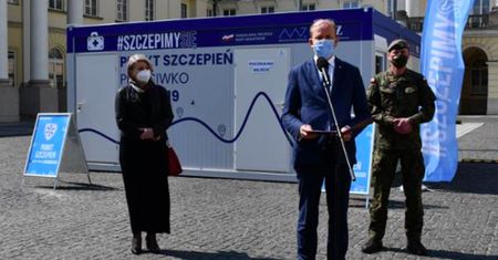 Warszawa. Rekreacja i szczepienie. Majówkowy wypoczynek z wizytą na placu Bankowym
