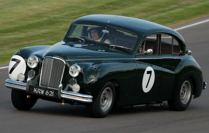 Rowan Atkinson w Goodwood Revival 2009 w Jaguarze Mark VII