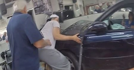 Dziewczynka ugrzęzła pod maską. Heroiczna akcja świadków wypadku