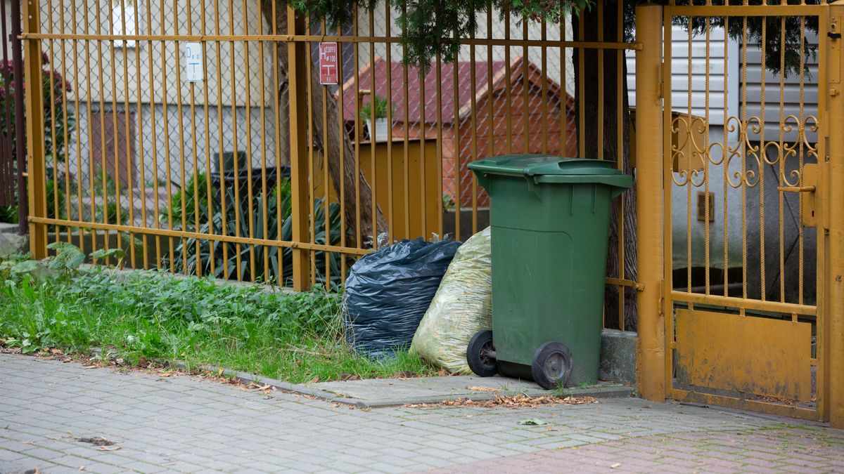 śmieci śmieciarka wywóz odpadów opłaty kontener śmietnik segregacja recykling