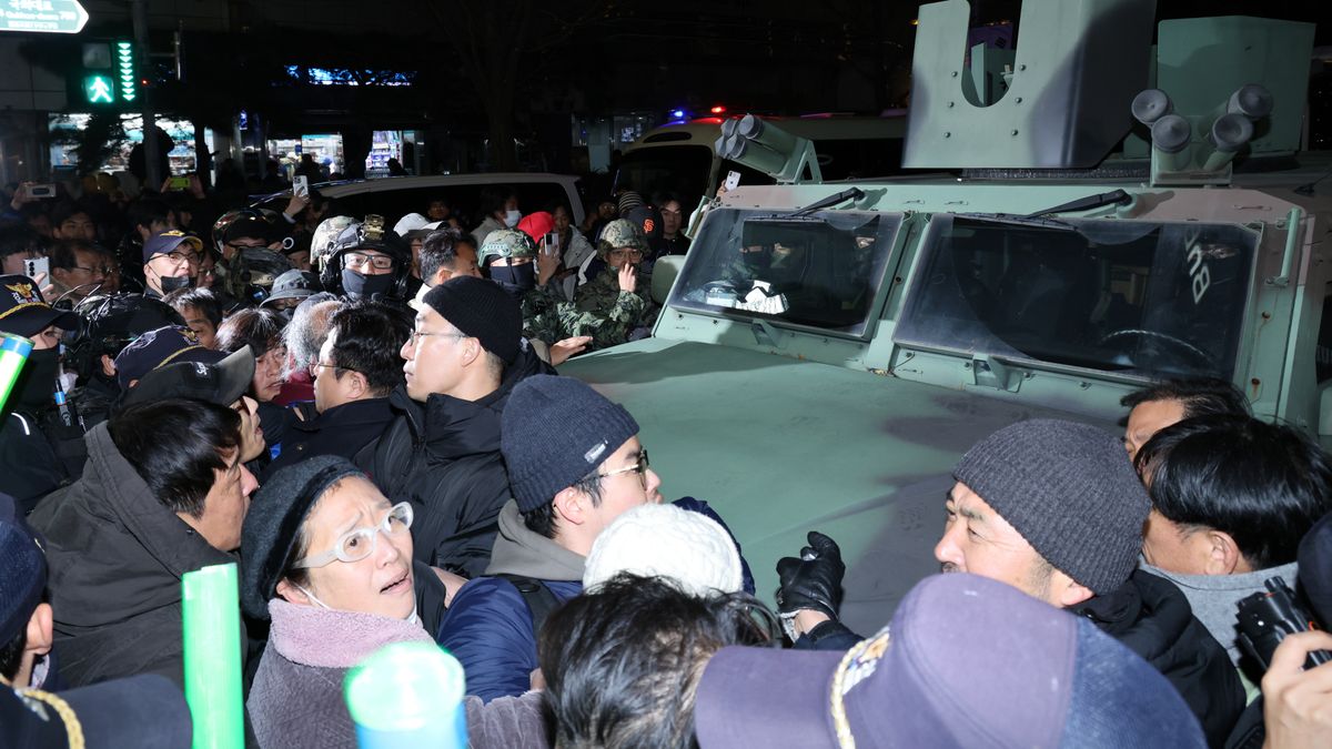 Protesty w Korei Południowej po ogłoszeniu stanu wojennego