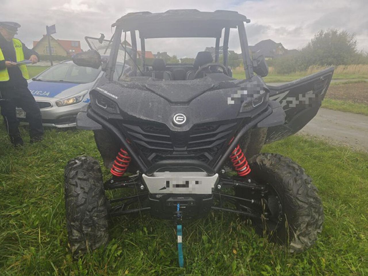 Nysa: 49-latek wziął kumpla na przejażdżkę quadem typu buggy i doprowadził do wypadku. Pasażer zabrany śmigłowcem
