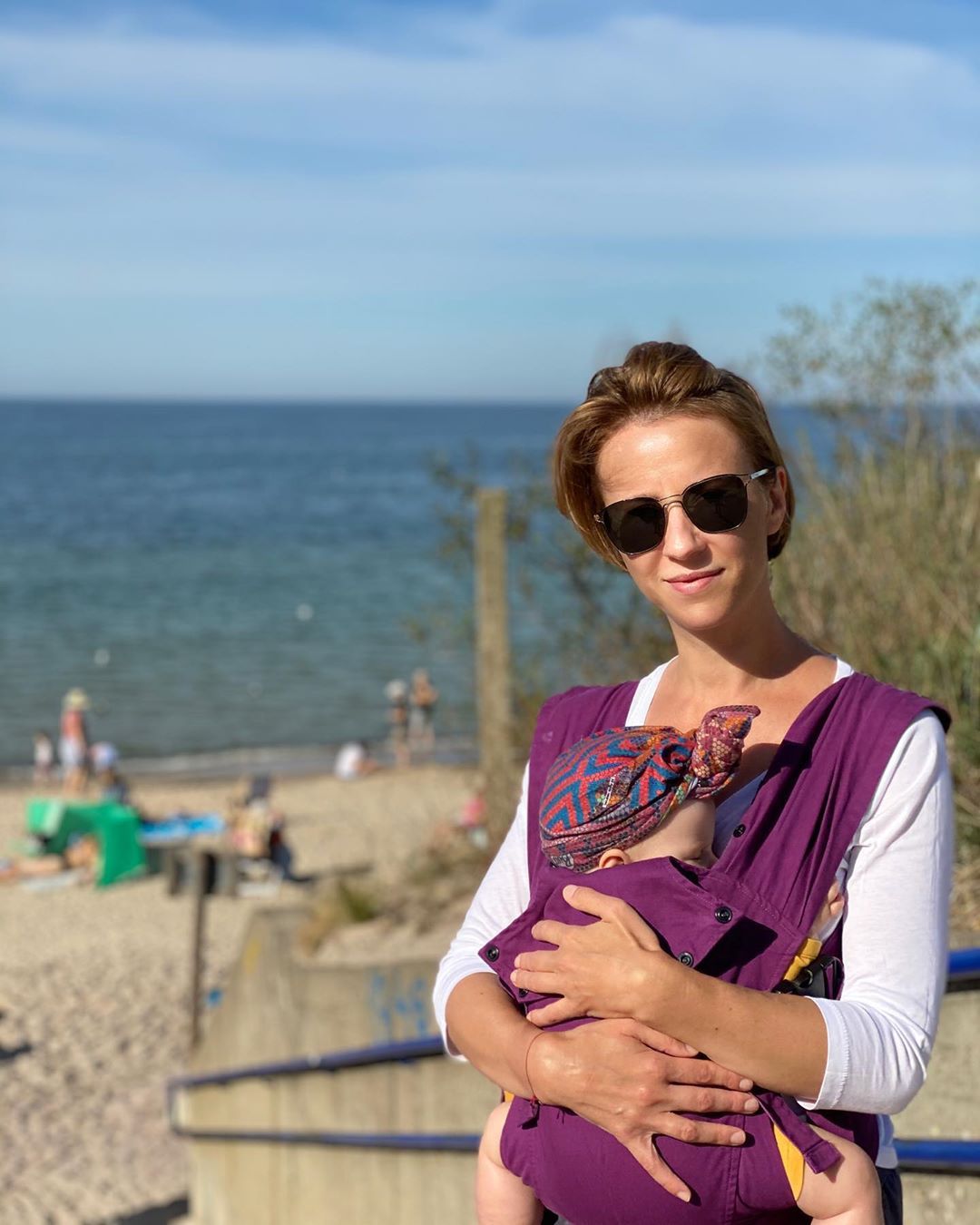 Katarzyna Ankudowicz z córką na plaży