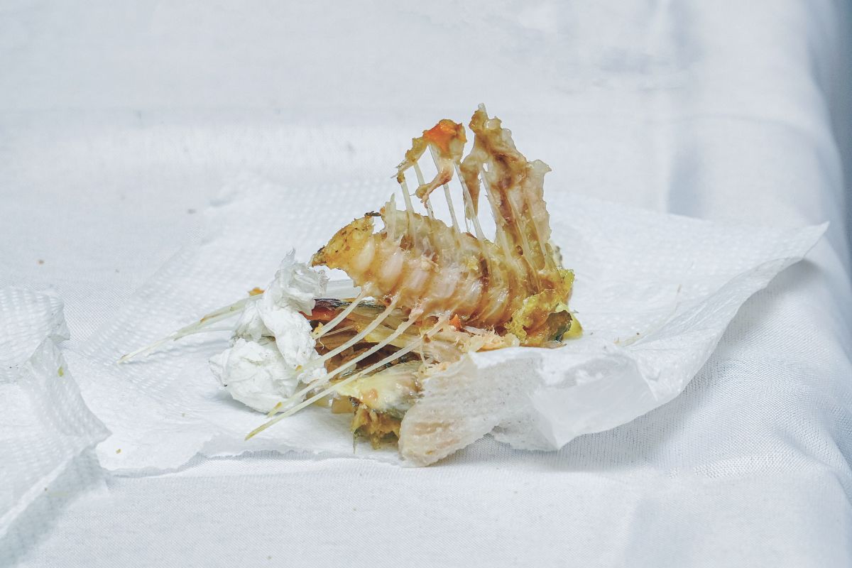 Co zrobić, gdy w gardle utknie ość?