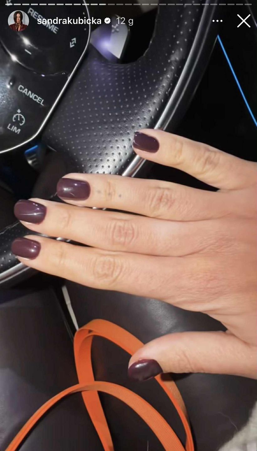 Sandra Kubicka stawia na odcień śliwkowy