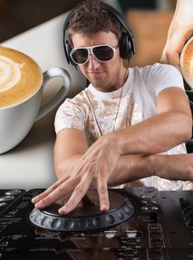 Imprezy na trzeźwo w niedzielę rano. Nowy trend hitem kawiarni