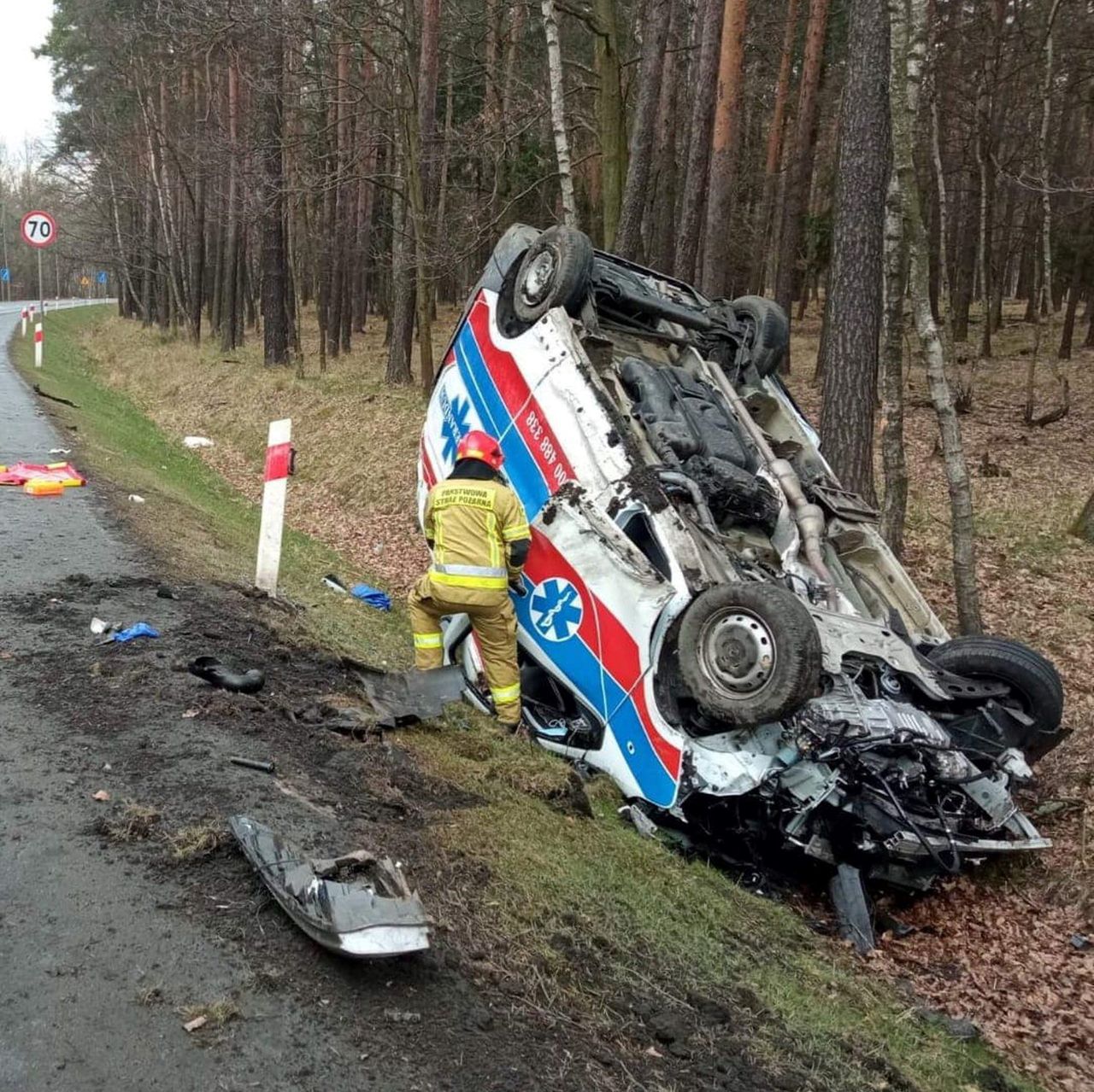 W Tychach karetka wpadła do rowu i dachowała