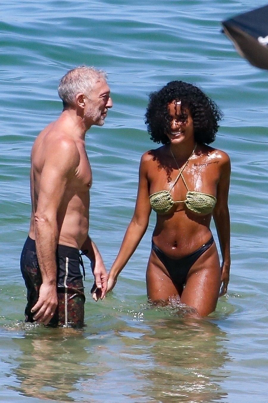 Vincent Cassel i Narah Baptista na plaży