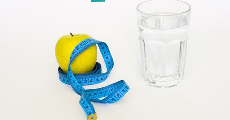 Głodówka, detoks sokowy, a może dieta 1000 kcal – czy to jedyny sposób, żeby schudnąć?