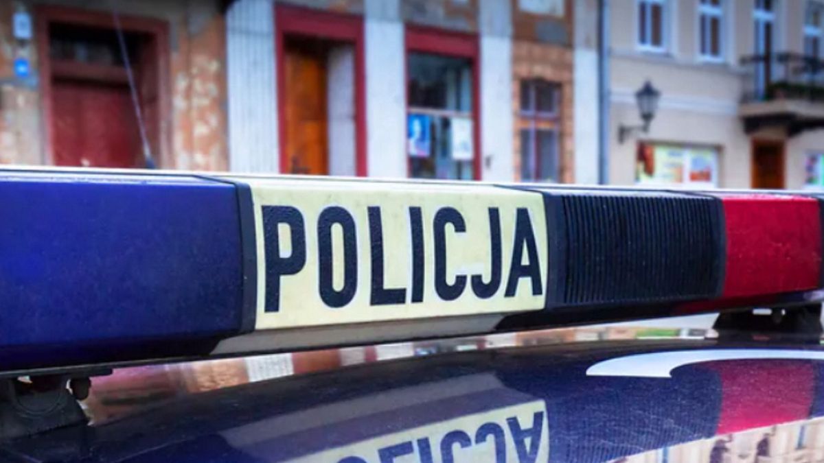 Policja zatrzymała 37-latka z Ełku (woj. warmińsko-mazurskie), który przykuł swoją 12-letnią córkę łańcuchem do podłogi. 