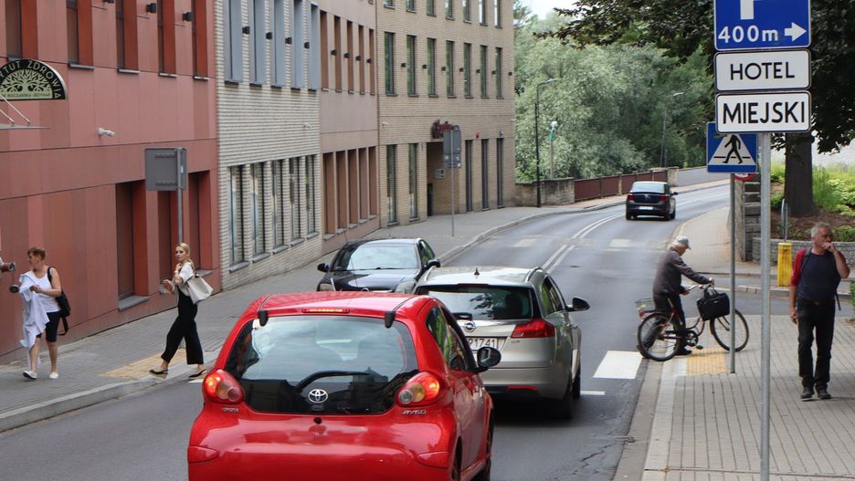 Jedno przejście dla pieszych powstało na ulicy Dąbrowskiego w Oświęcimiu, pomiędzy kościołem Wniebowzięcia NMP a hotelem Hilton