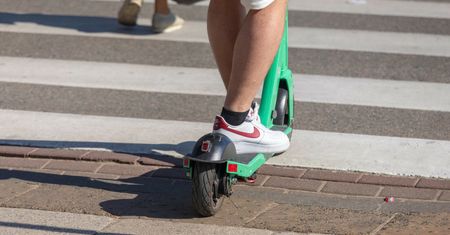 Florencja zakaże wynajmu hulajnóg. W tle spór o kaski i bezpieczeństwo