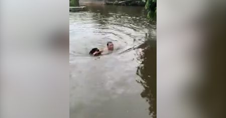 Uratował tonącego mężczyznę. Pies ratownik z Wietnamu