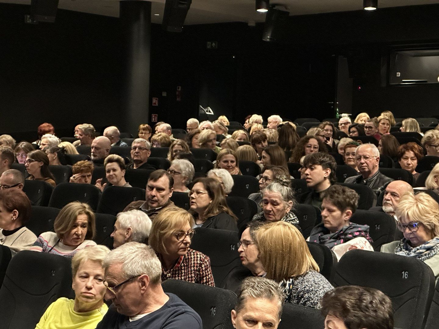 Pełna sala kina Etiuda podczas spotkasnia z Magdą Umer
