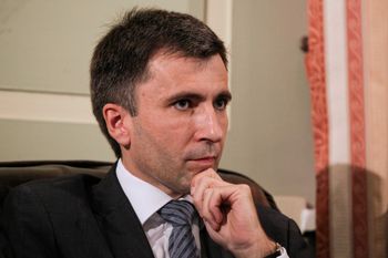 Był członkiem RPP i ekonomistą PO. Trafił do Grupy Azoty