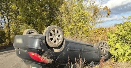 Dachowanie samochodu w Przeciszewie-Kolonii. Za kierownicą 23-latka